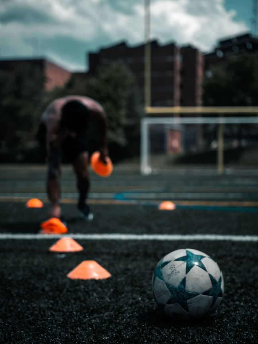 Plots d’entraînement et ballon sur un terrain de football